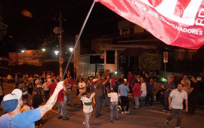 Manifestantes pró e contra Lula em frente ao prédio em que o ex-presidente mora