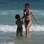 Nívea Stelmann aproveita inverno quente na praia com o filho. Foto: Photo Rio News