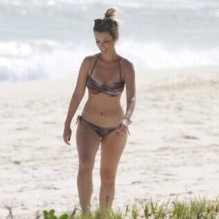 De biquíni, Juliana Didone caminha na Barra da Tijuca, no Rio