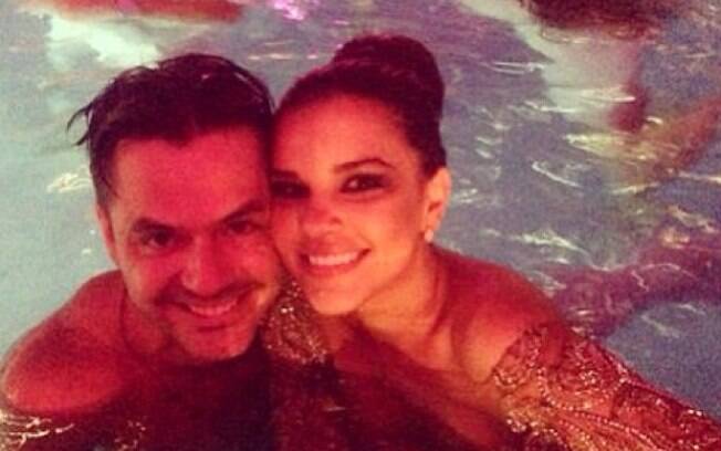 Mariana Rios pula na piscina do Copacabana Palace de roupa com o amigo Danilo Faro