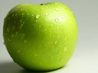 Coloque cascas de maça verde no banho de bem estar