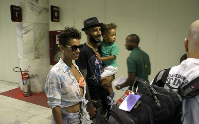 A cantora com Swizz Beatz e o filho, Egipty, no Aeroporto Santos Dumont