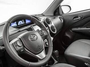 Toyota Etios Sedan Platinum tem o mesmo volante revestido de couro e multifuncional do Corolla
