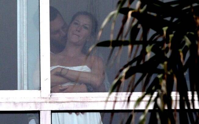 Gisele Bündchen e Tom Braddy trocam carícias na varanda do Copacabana Palace, no Rio de Janeiro, neste sábado (12)