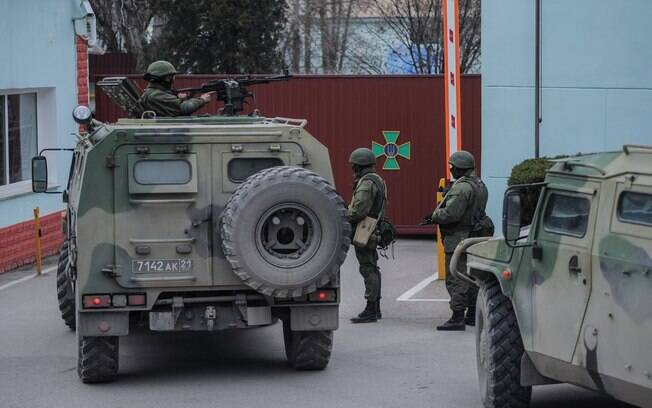 Soldados em uniformes sem identificação montam guarda durante tomada de controle de escritórios da Guarda Costeira em Balaklava, Crimeia, na Ucrânia (1/3)