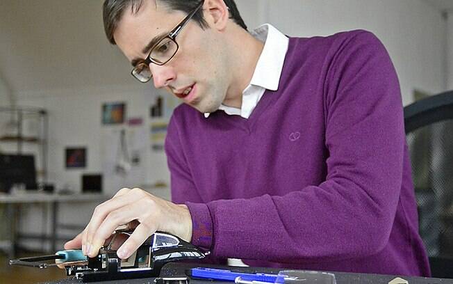 Fabian Oefner desmonta a miniatura de um Jaguar E-Type de 1961