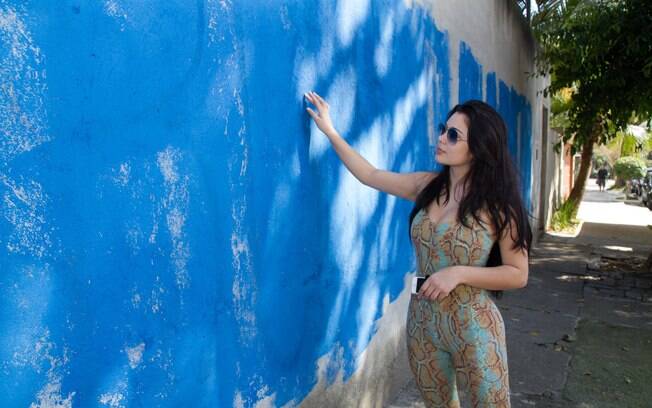 Muro do prédio de Andressa Urach é pintado e Rebeka Francys acompanha