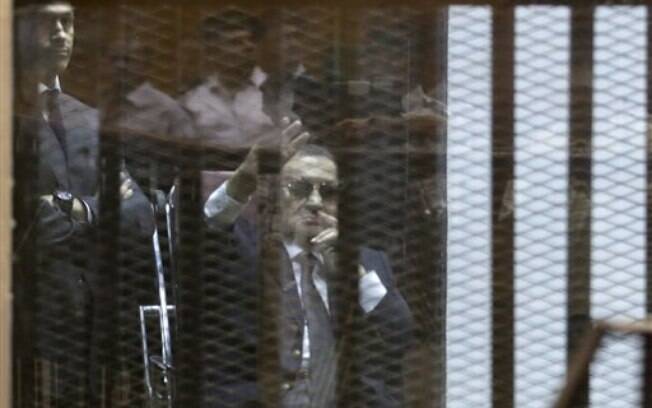 Hosni Mubarak durante julgamento neste sábado (9 mai); ex-ditador foi condenado por corrupção, mas pode recorrer