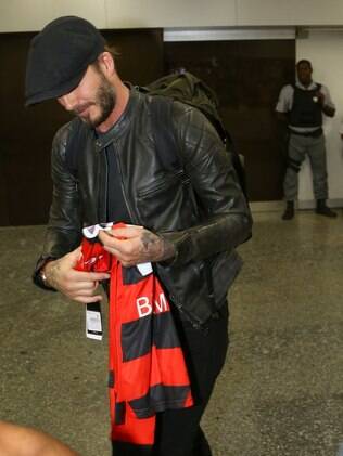 David Beckham ganhou uma camisa do Flamengo ao desembarcar no Rio