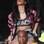 Rihanna sobre os ombros de seu segurança. Foto: Getty Images