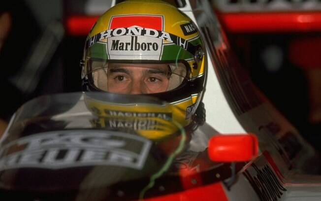 Longe das ruas ou estradas, Ayrton Senna morreu na pista de F1, após colidir seu carro contra o muro de concreto durante o GP de San Marino, em Ímola, em 1994