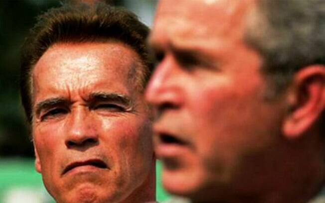 Arnold Schwarzenegger e Bill Clinton também já tiveram o momento photobomb