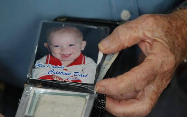 Orgulhoso, ele mostra a foto do neto Cristian Davi: 'Estou devendo uma visita pra ele'