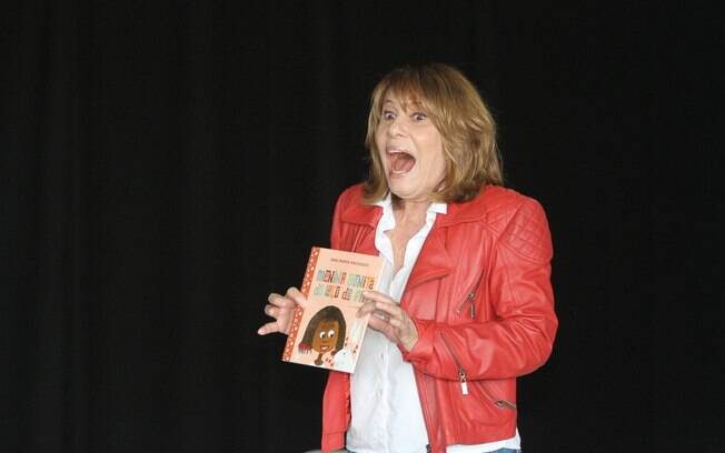 Renata Sorrah lê para as crianças em evento de leitura na comunidade pacificada do Cantagalo