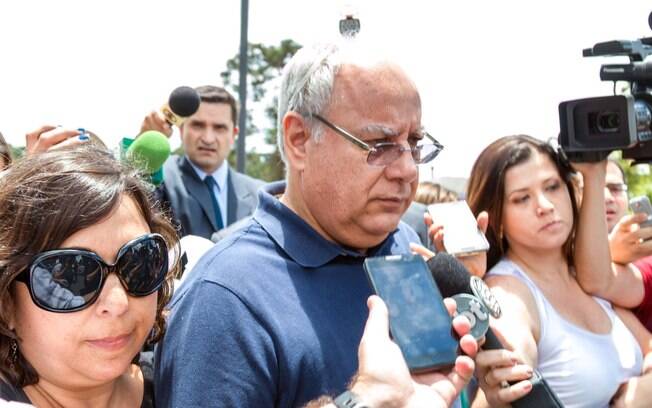 O ex-diretor da Petrobras Renato Duque deixa a sede da Polícia Federal em Curitiba, Paraná