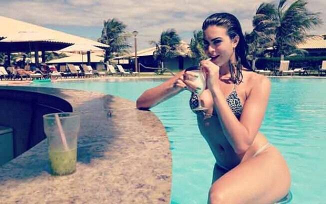 A panicat Renata Molinado em pose sexy dentro de uma piscina 
