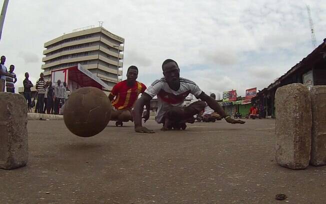 Deficientes jogando futebol com skates em Gana Deficientes jogando futebol com skates em Gana