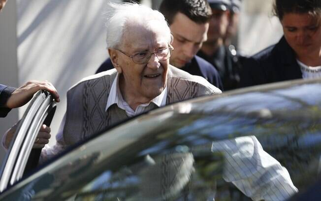 Oskar Groening entra em veículo após primeiro dia de julgamento: o