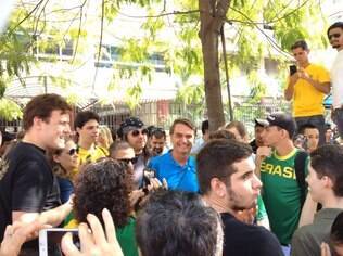 Deputado Bolsonaro é ovacionado por manifestantes em São Paulo