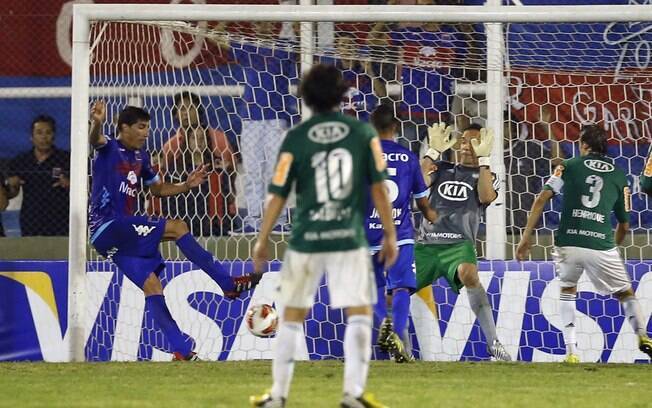 Peñalba marca o gol da vitória do Tigre sobre o Palmeiras