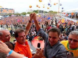 Paulinho ergue a mão de Aécio em ato no ano passado; meta agora é derrubar Dilma
