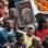 Homem segura foto de Mandela ao entrar no estádio. Foto: AP