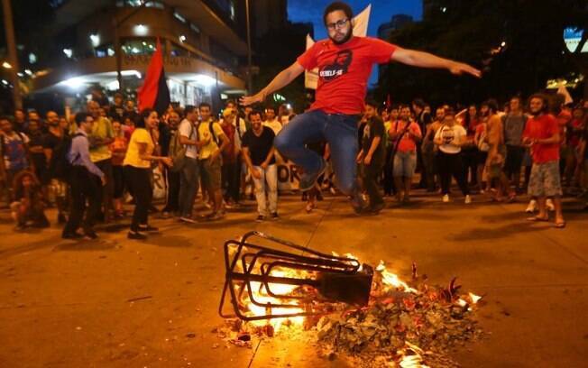 Em ato simbólico contra aumento da tarifa, manifestantes atearam fogo e pularam uma catraca