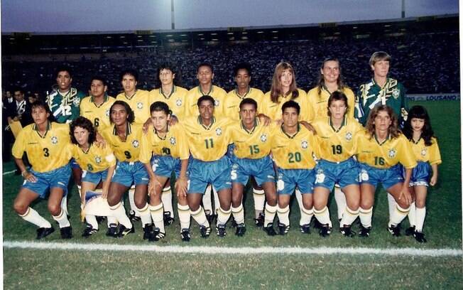 Michael Jackson durante a disputa do Campeonato Sul-Americano de Futebol; ela é a terceira agachada da esquerda para a direita Michael Jackson durante a disputa do Campeonato Sul-Americano de Futebol; ela é a terceira agachada da esquerda para a direita