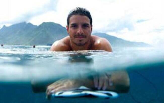 O surfista Ricardo dos Santos morreu após ser baleado em frente à sua casa