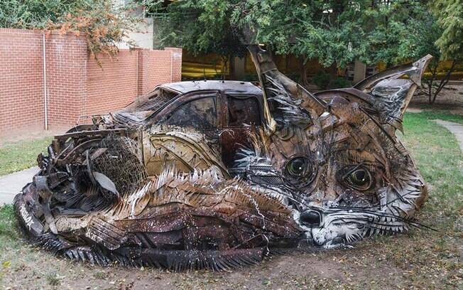 Artur Bordalo cria esculturas de animais a partir de objetos qe viraria lixo