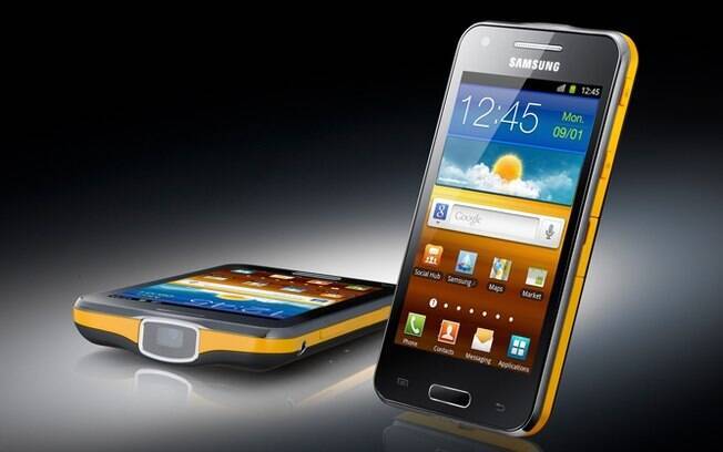 Lançado pela Samsung neste ano, Galaxy Beam custa R$ 1.700, conta com tela de 4 polegadas e projetor
