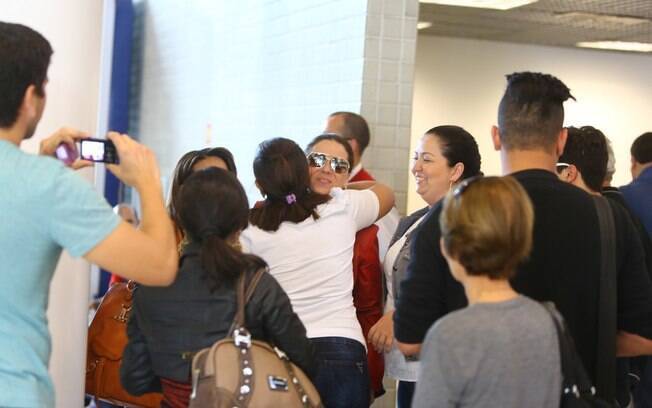 Giovanna Antonelli é abordada por fãs no aeroporto Santos Dumont, no Rio, e para para atendê-los