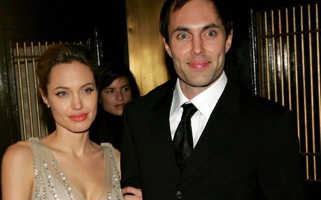 Angelina Jolie causou polêmica quando declarou estar apaixonada pelo irmão James, em 2000