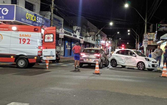 Colisão entre dois carros é registrada no Centro São Carlos iG