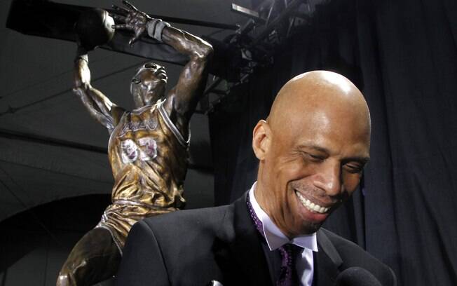 Kareem Abdul-Jabbar sorri diante da sua estátua no Staples Center, casa do Lakers