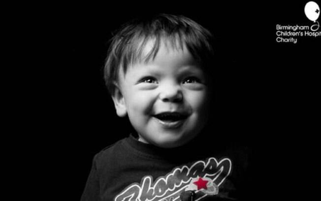 Thomas, que espera por um transplante, celebrou seus 4 anos num quarto de hospital