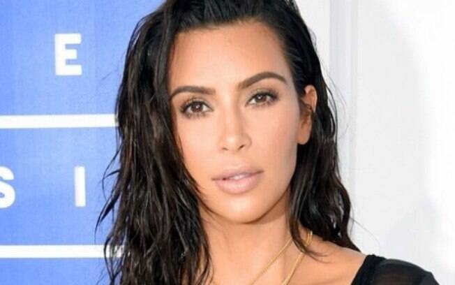 Kim Kardashian com o cabelo molhado efeito messy