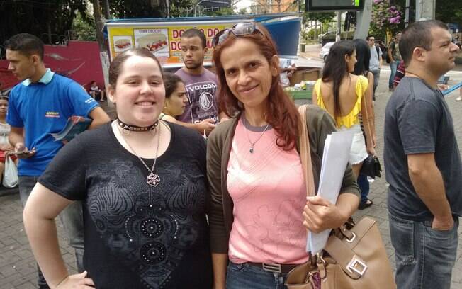 Fernanda Sazuki com a mãe, Regiane Nascimento; jovem tem autismo moderado e faz Enem para pleitear certificado do ensino médio (9/11)