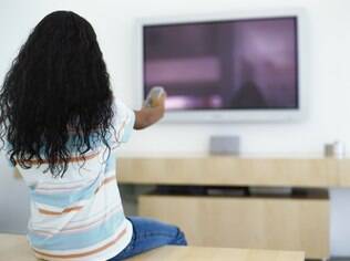 Estudo concluiu que não é correto associar o mau comportamento das crianças com o tempo que passam vendo TV ou jogando no computador