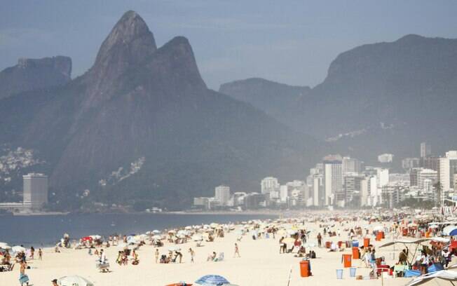 Banhistas aproveitam praia no fim de semana de calor e sol que antecede o Ano Novo (28/12/2013)