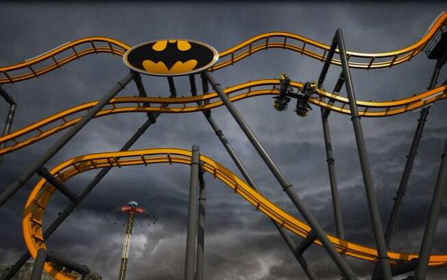 Com formato wing coaster, quedas inesperadas e seis loopings, a montanha-russa do Batman promete ser a maiors atração do parque Six Flags Fiesta Texas
