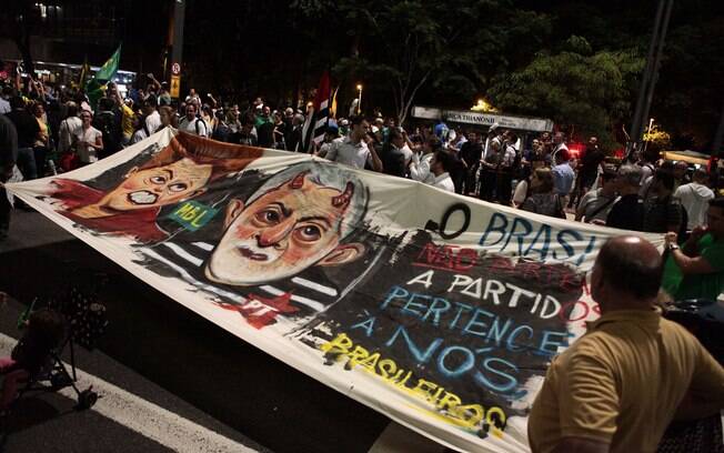 Manifestantes protestam na Avenida Paulista, em São Paulo, após divulgação de conversa entre Dilma e Lula, nesta quarta-feira (16). Foto: Vilmar Bannach/Futura Press - 16.03.2016