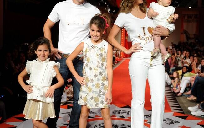 Rodrigo Faro desfila com a família completa em evento de moda 