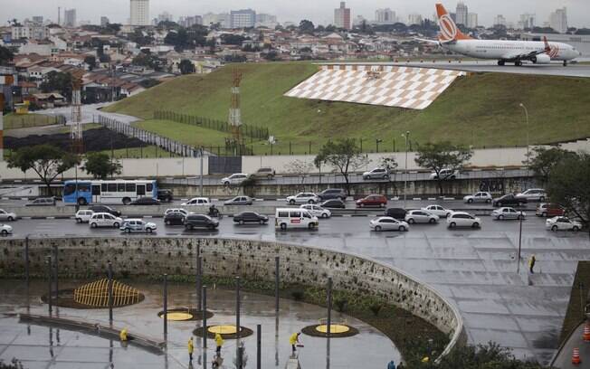 Ao lado, a antiga localização do prédio da TAM Express. Acidente é considerado o maior da aviação brasileira (16/07/12)