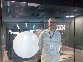Fábio Gandour posa ao lado de uma das unidades de hardware do Watson, o supercomputador da IBM
