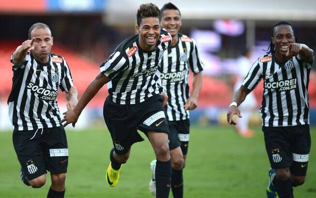 Jogadores do Santos comemoram gol de Giva no clássico