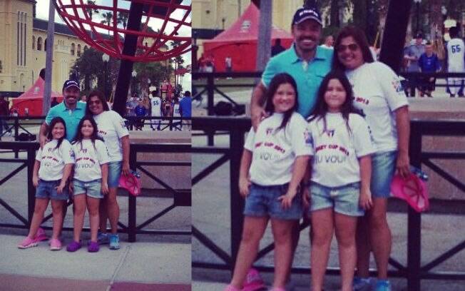 Gugu Liberato com a mulher, Rose Miriam, e as filhas gêmeas, Sofia e Marina, de 10 anos, em um parque de diversões em Orlando, nos Estados Unidos