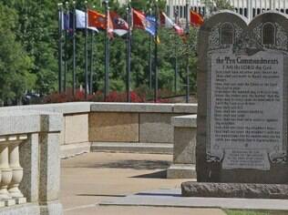 A Suprema Corte de Oklahoma concluiu que a estátua dos Dez Mandamentos, colocada em terreno público, viola a Constituição do Estado