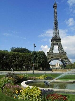 Não deixe de subir na torre Eiffel e ver toda a cidade de Paris do alto