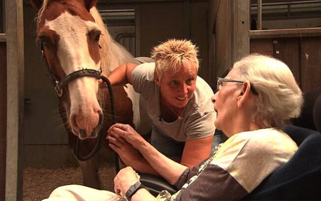 Mulher idosa realiza desejo de montar um cavalo antes de morrer